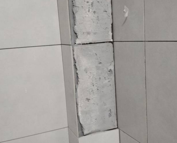 大姚瓷砖空鼓维修公司分享下瓷砖施工前基层浇水润湿程度不足，可能导致以下问题