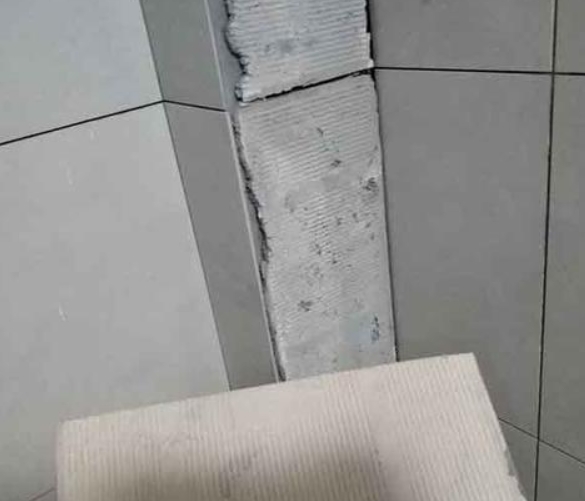 大姚瓷砖空鼓维修公司分享下厨房瓷砖脱落的补救措施。